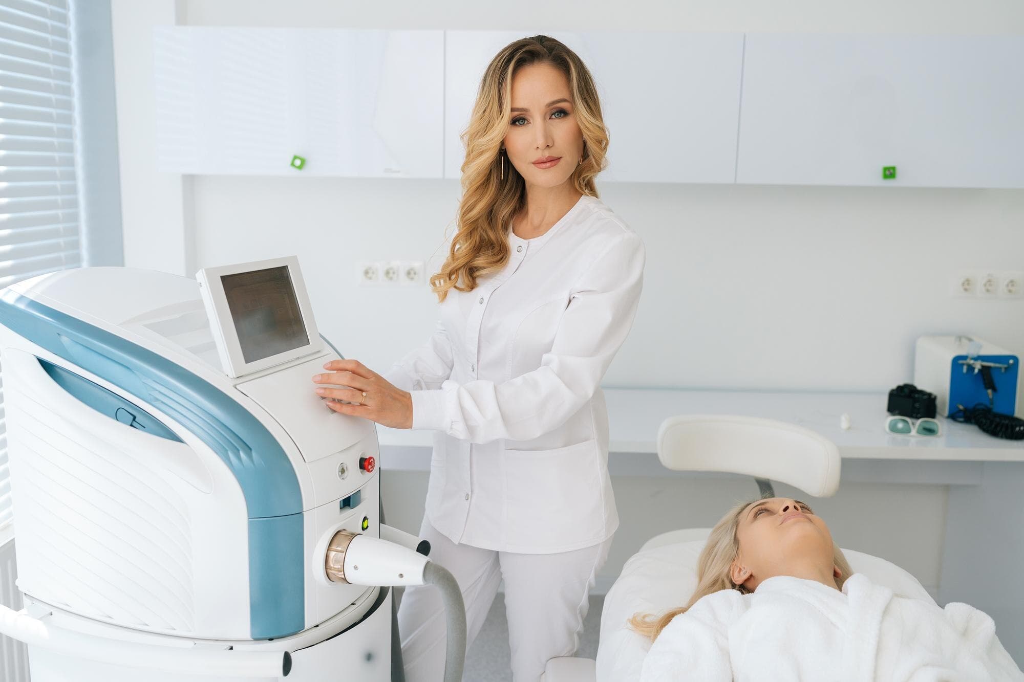 Profissional de estética em atendimento na clínica