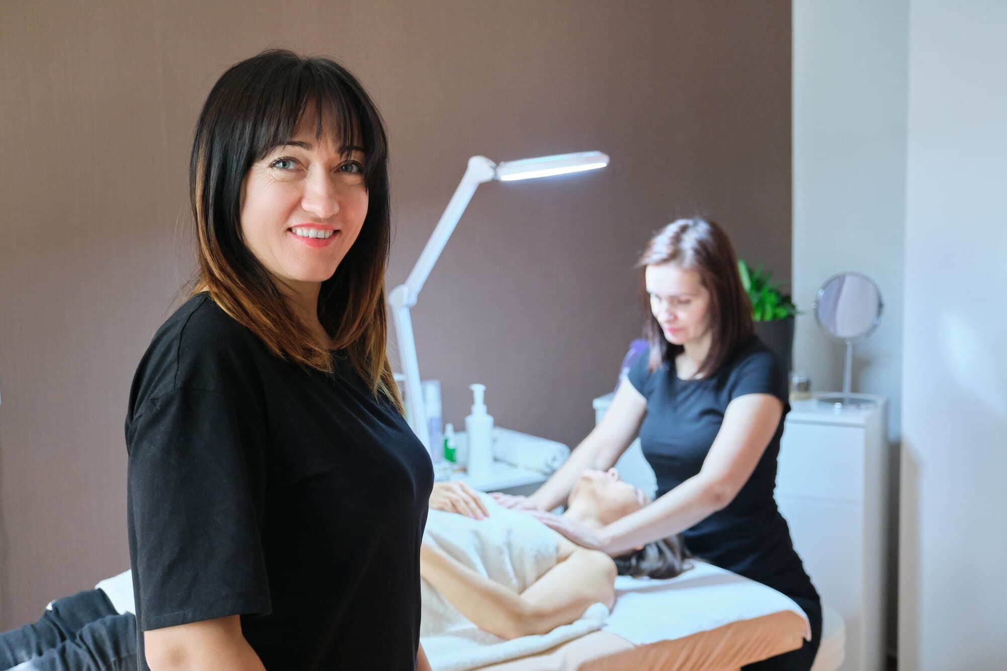 Esteticista autônoma no próprio espaço de atendimento