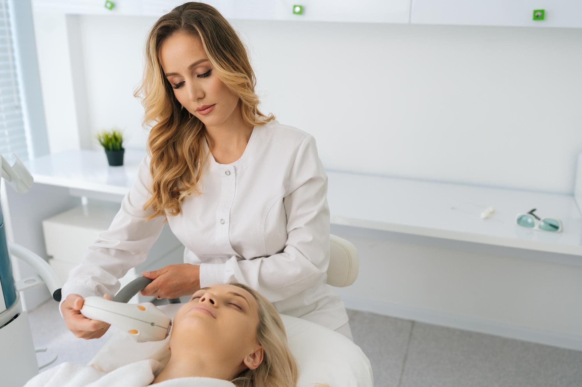 Profissional de estética realizando procedimento em clínica