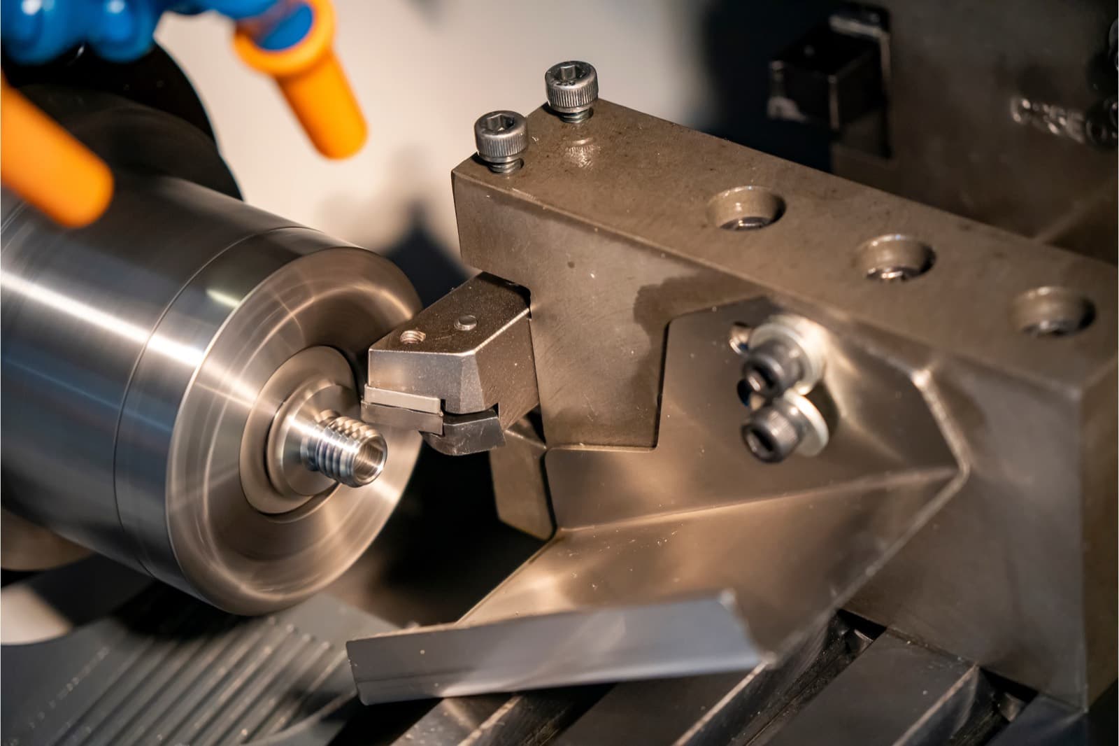 Torno CNC usinando peça metálica em indústria de manufatura