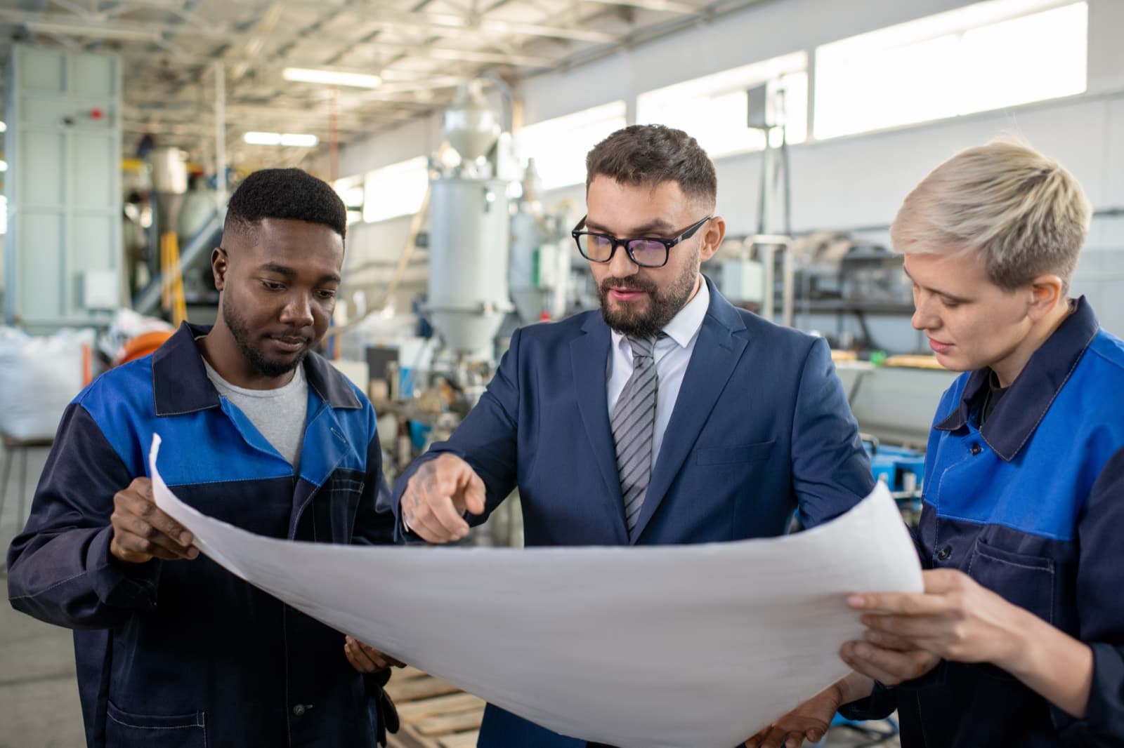 Gestor industrial acompanhando a produção com a equipe na fábrica