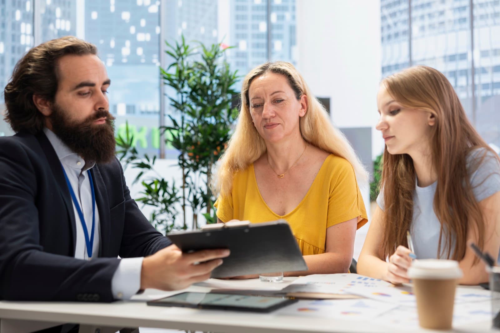 Consultor atendendo cliente em escritório de serviços