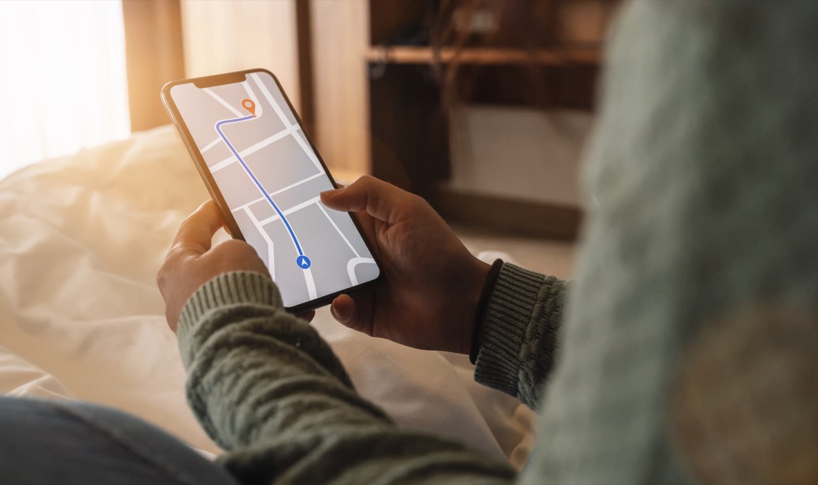 Pessoa usando o aplicativo de mapas no celular para encontrar um endereço
