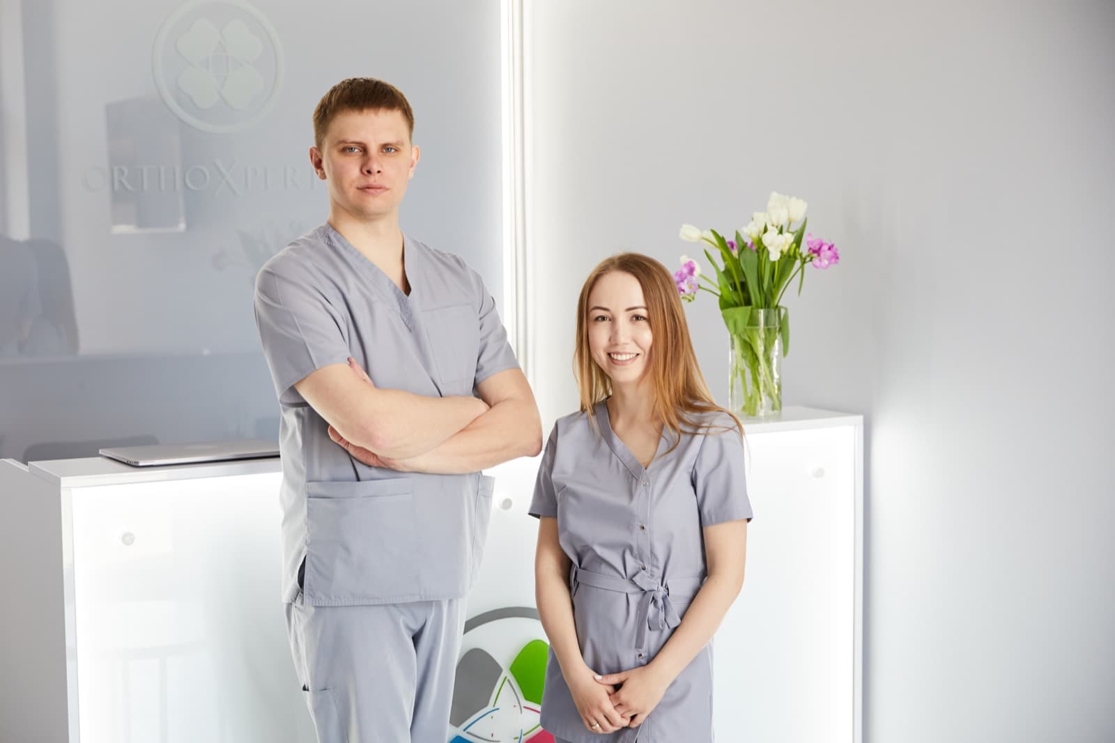Equipe de dentistas recepcionando pacientes na clínica
