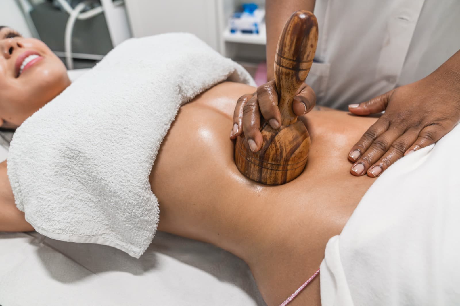Sessão de massagem modeladora com técnica de madeiroterapia