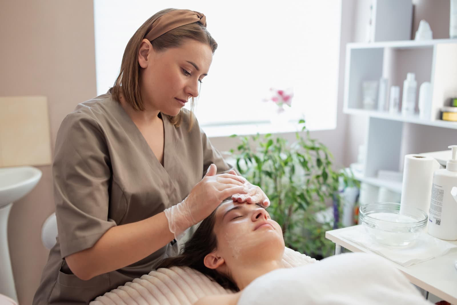 Profissional realizando limpeza de pele em cliente