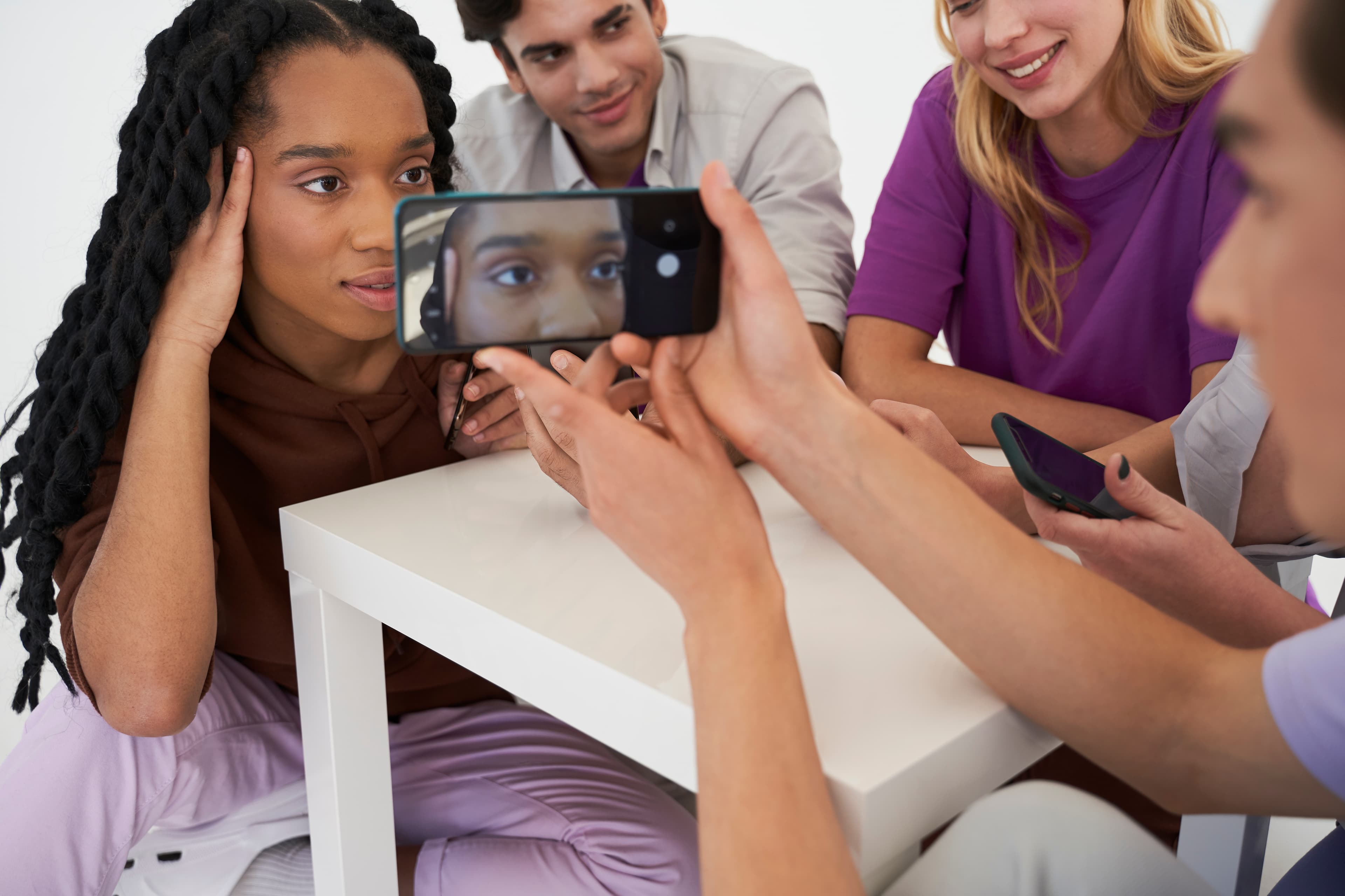 Equipe gerenciando mídias sociais